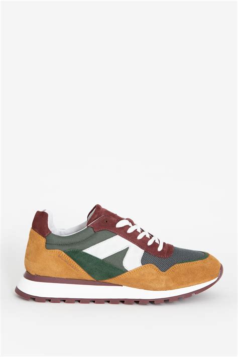 donkerrode sneakers